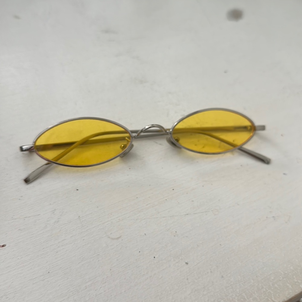 urban outfitters y2k yellow sunglasses